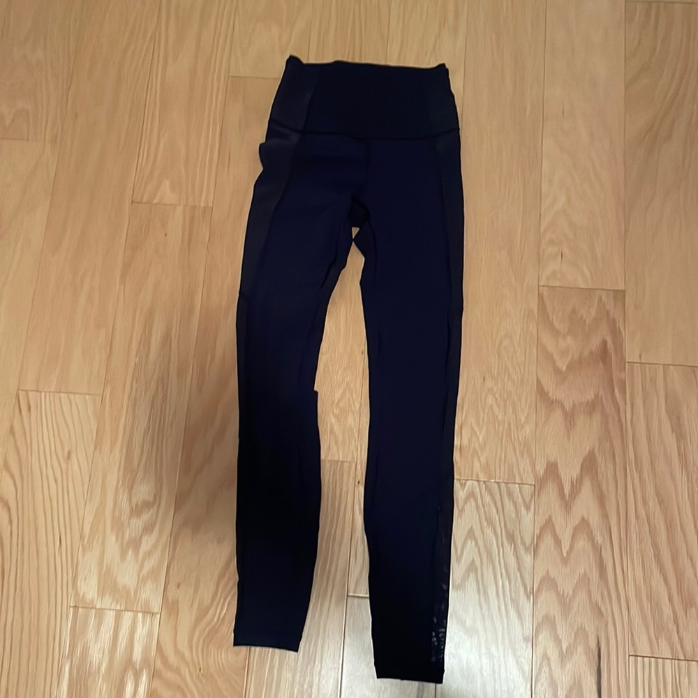 EUC navy lululemon leggings with mesh panel